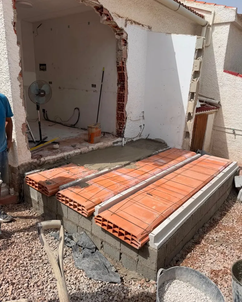 Forjado sanitario de una ampliación con viguetas y bovedillas cerámicas sobre muretes de bloque